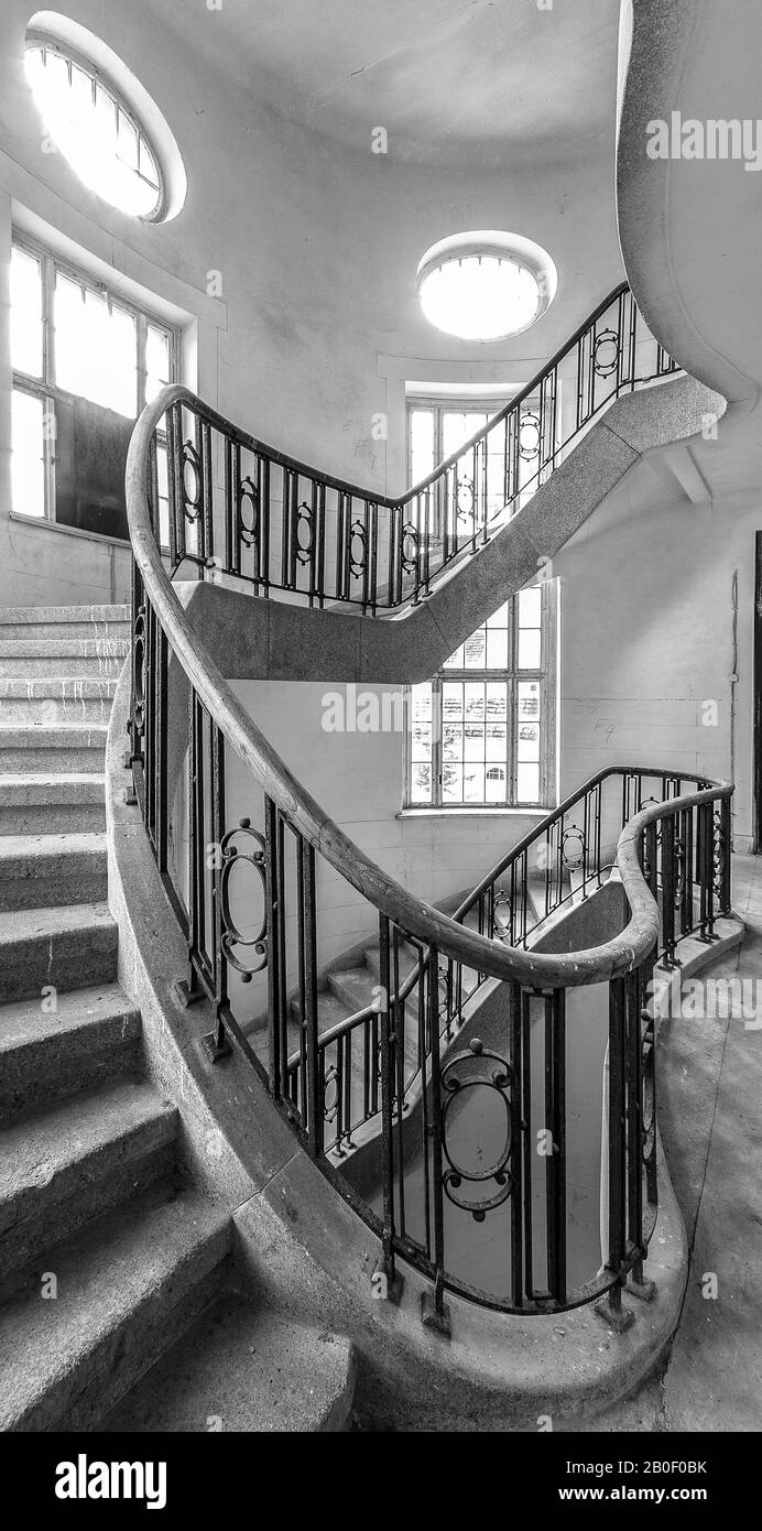 Interessante scalinata in una vecchia baracca nella Germania orientale Foto Stock