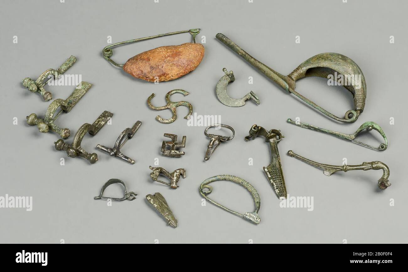 Fibula, metallo, bronzo, 6,1 x 3,4 x 3,8 cm, Ungheria, sconosciuto, sconosciuto, Comitato Weissenburger Foto Stock