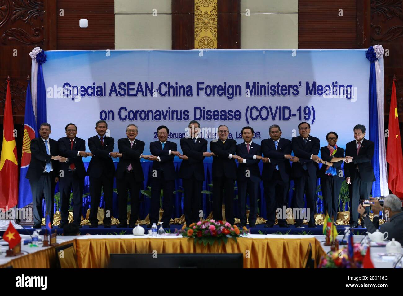 (200220) -- VIENTIANE, 20 febbraio 2020 (Xinhua) -- il consigliere di Stato cinese e il ministro degli Esteri Wang Yi partecipano all'incontro speciale dei ministri degli Esteri ASEAN-Cina sulla Malattia di Coronavirus a Vientiane, Laos, 20 febbraio 2020. La Cina e l'ASEAN hanno promesso giovedì di rafforzare la cooperazione nella lotta contro il nuovo focolaio di coronavirus (COVID-19) condividendo le informazioni e le migliori prassi nel tempo e riducendo l'impatto dell'epidemia sullo sviluppo socioeconomico dei paesi colpiti. Le due parti hanno assunto l'impegno in una dichiarazione rilasciata dopo l'incontro speciale dei ministri degli Esteri ASEAN-Cina su Coronav Foto Stock