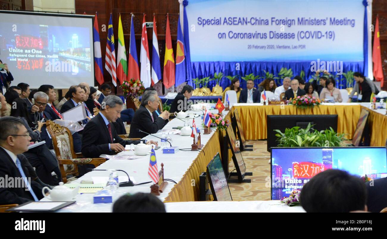 (200220) -- VIENTIANE, 20 febbraio 2020 (Xinhua) -- si tiene A Vientiane, in Laos, 20 febbraio 2020, L'incontro speciale dei ministri degli Esteri ASEAN-Cina sulla Malattia di Coronavirus. La Cina e l'ASEAN hanno promesso giovedì di rafforzare la cooperazione nella lotta contro il nuovo focolaio di coronavirus (COVID-19) condividendo le informazioni e le migliori prassi nel tempo e riducendo l'impatto dell'epidemia sullo sviluppo socioeconomico dei paesi colpiti. Le due parti si sono impegnate in una dichiarazione rilasciata dopo l'incontro speciale dei ministri degli Esteri ASEAN-Cina sulla Malattia di Coronavirus tenutosi qui giovedì. (Foto di Kaikeo Foto Stock