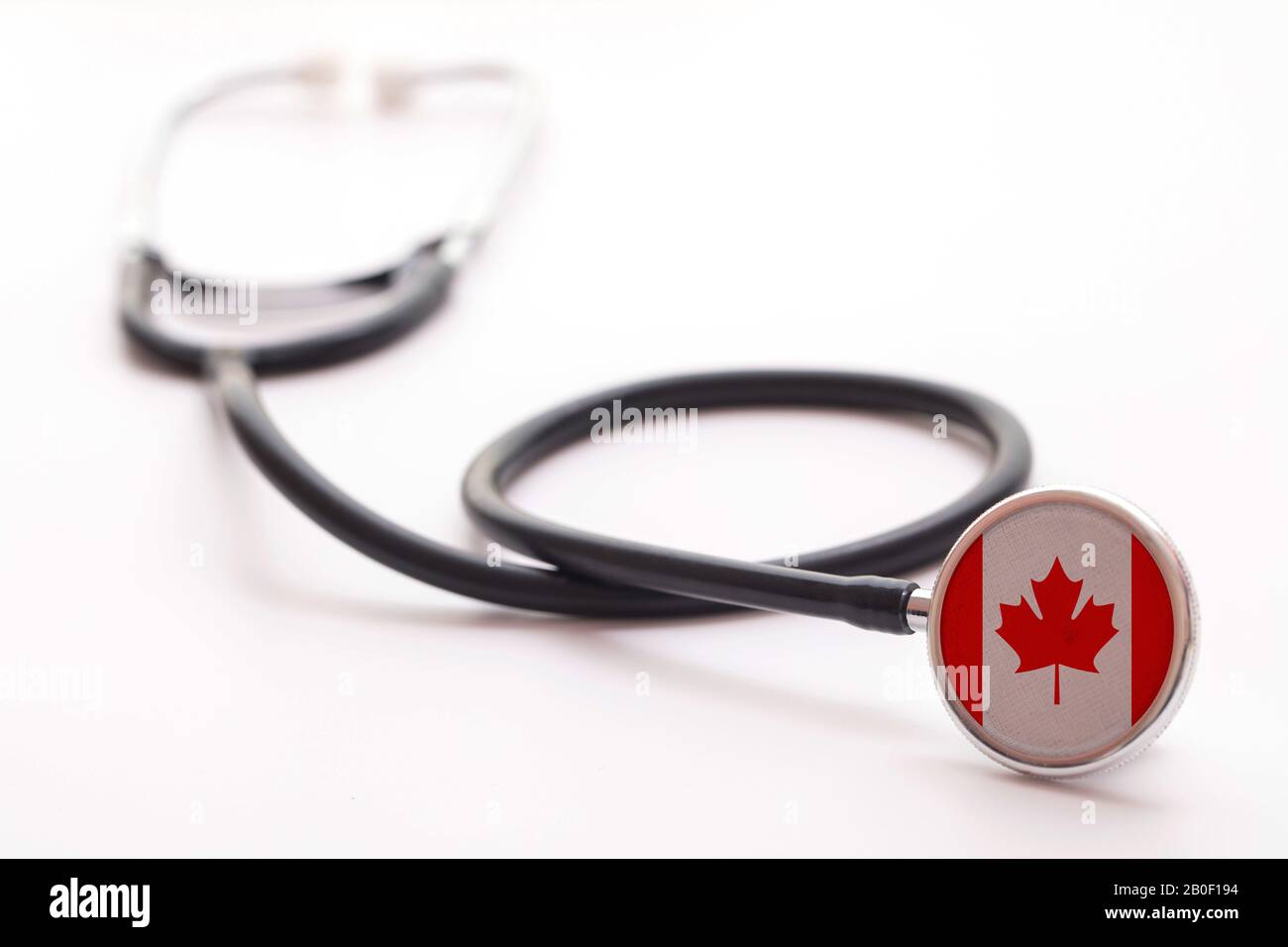 Concetto di assistenza sanitaria in Canada. Stetoscopio medico con bandiera del paese Foto Stock