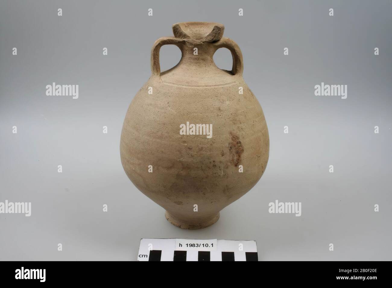 Mortuario a parete liscia come H. Brunsting, il cimitero sotto Hees vicino a Nijmegen 104, tipo 20. Piccole orecchie a due pezzi. Cava nella spalla. Circa 1 Foto Stock