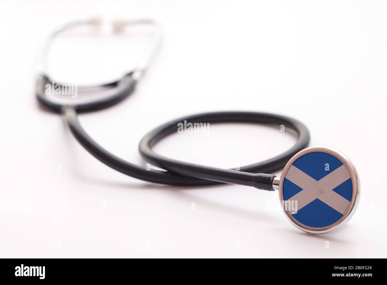 Concetto di assistenza sanitaria in Scozia. Stetoscopio medico con bandiera del paese Foto Stock