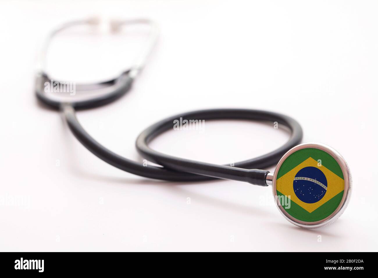 Concetto di assistenza sanitaria in Brasile. Stetoscopio medico con bandiera del paese Foto Stock