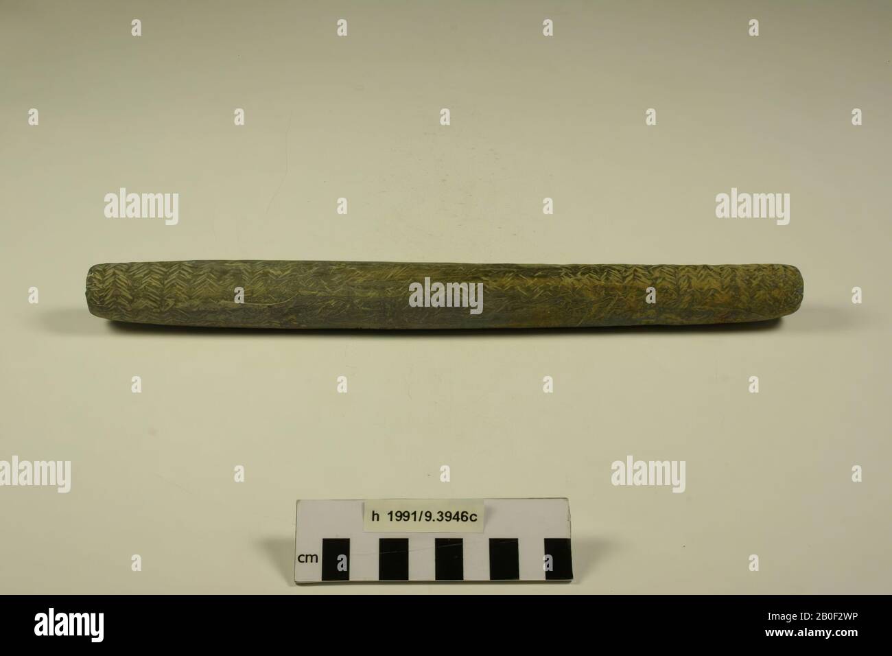 Pietra affilatrice, oblunga con decorazione dentellata, parzialmente usurata., mola, pietra, l: 33,3 cm, diam: 3 cm, romano, olandese, sud Olanda, Katwijk, Valkenburg Foto Stock