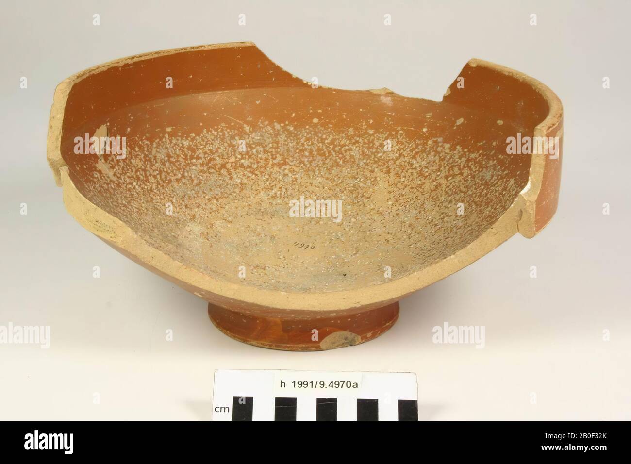 Scala di terra sigillata, tipo Dr. 45. Su un lato manca parte del bordo, sull'altro lato una parte molto grande della parete di bordo, crack verticale dal bordo, danni superficiali., Macerie, terracotta, terra sigillata, h: 13 cm, diam: 27 , 7 cm, roman, Netherlands, South Holland, Katwijk, Valkenburg Foto Stock