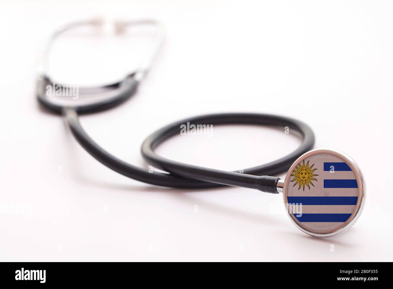 Concetto di assistenza sanitaria in Uruguay. Stetoscopio medico con bandiera del paese Foto Stock