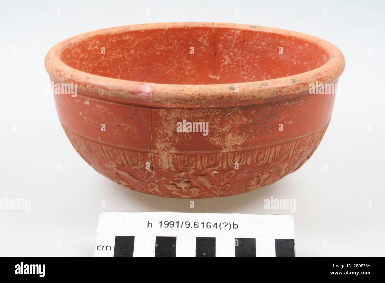 Ciotola di terra sigillata, tipo Dr. 37. Il piede è mancante. Zone di usura sul top layer, un vecchio bonding, ciotola, terracotta, terra sigillata, h: 8.8 cm, diam: 18.1 cm, roman, Netherlands, South Holland, Katwijk, Valkenburg Foto Stock