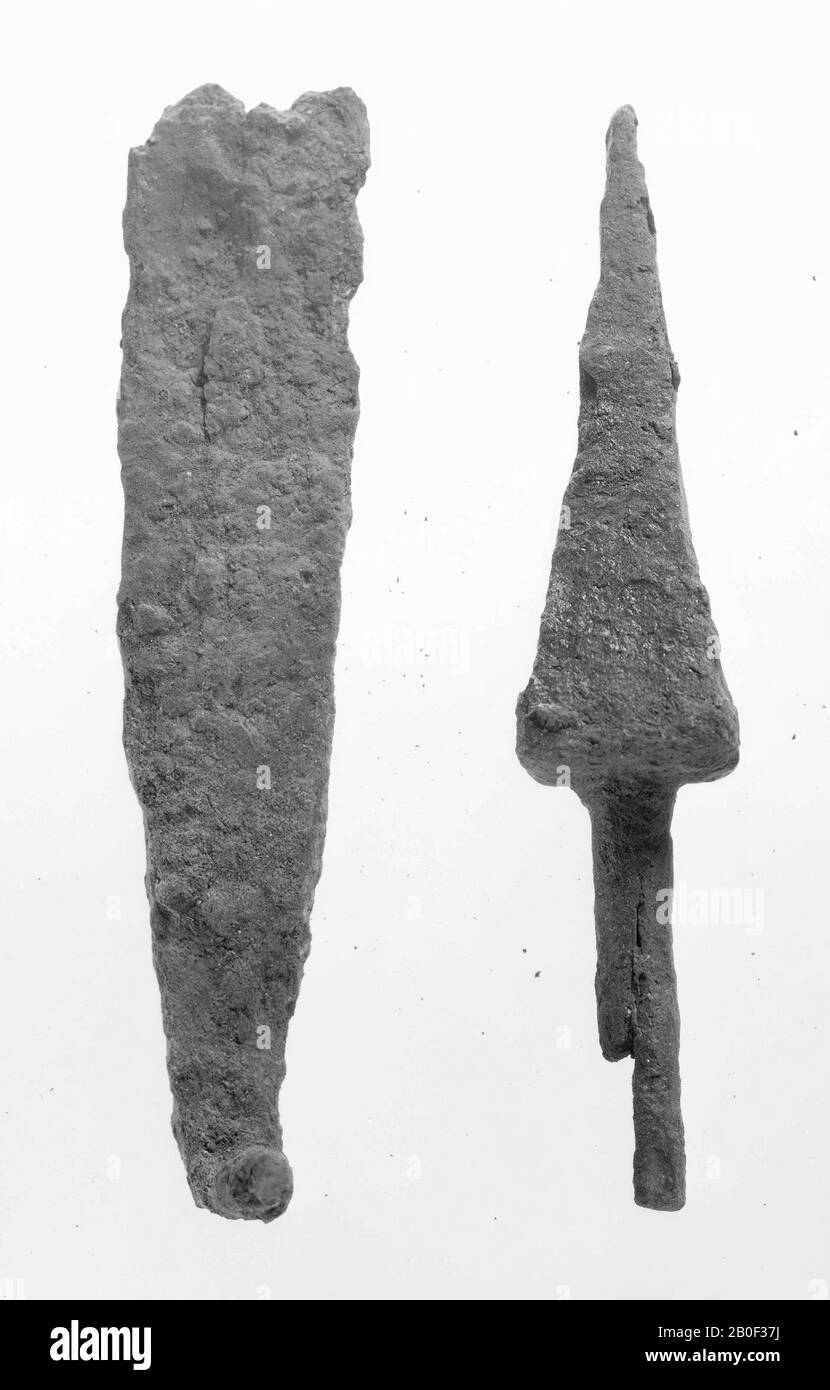 Perno quadrato in ferro affusolato da un lato, dall'altro lato con penna tonda in ferro., Oggetto, metallo, ferro, lunghezza: 8,7 cm, romano 1-200, Olanda, Limburgo, Maastricht, Heer, Baccerbosch Foto Stock