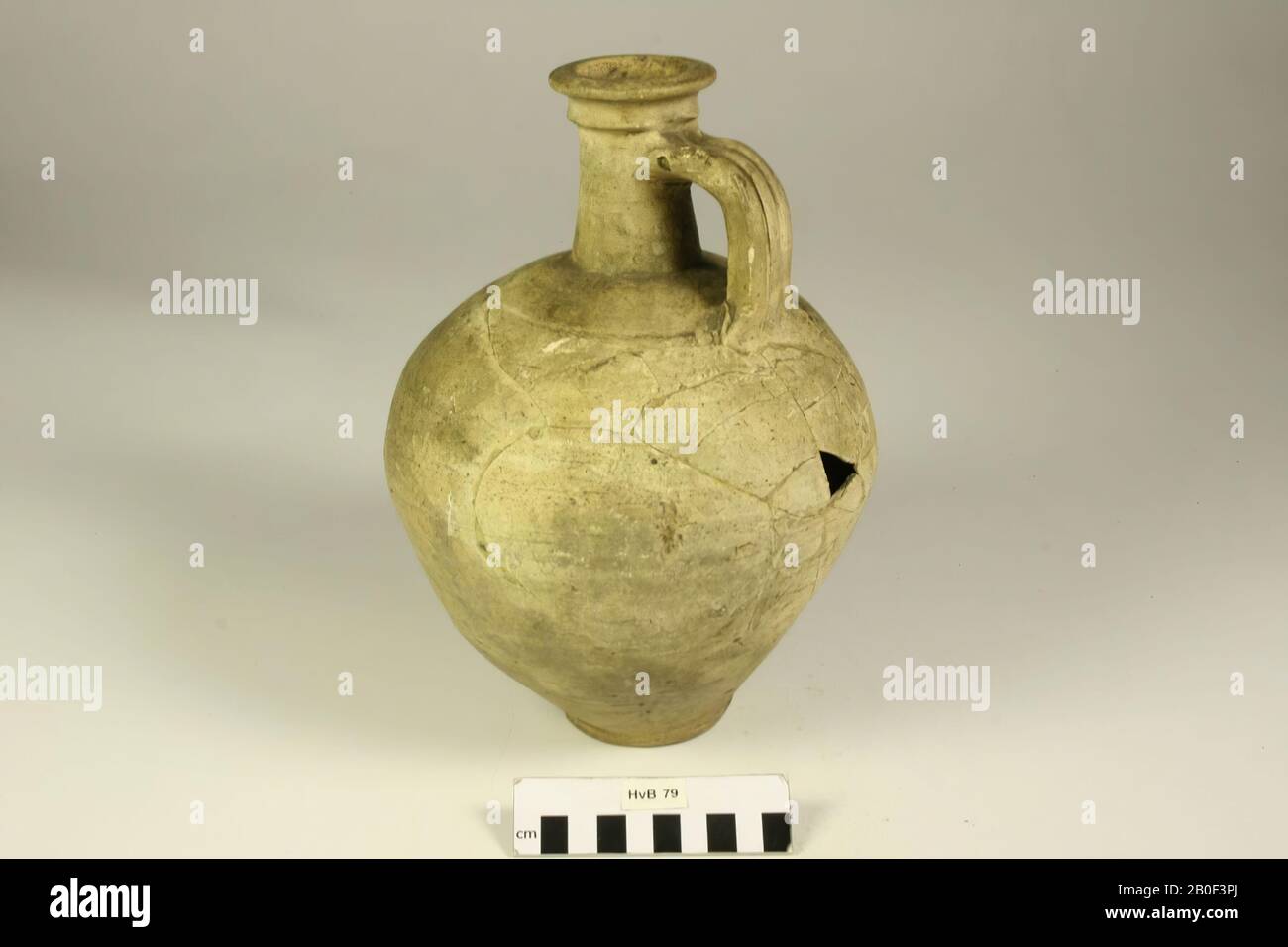 Caraffa romana di terra gialla per tubi, Stuart 107, forma convessa su un supporto molto poco profondo, nessuna separazione tra collo e pancia, bordo unterschniten e a forma di imbuto, l'orecchio in tre parti piegato intorno. Seconda metà del 1st secolo (Vespasianus). Ottenuto con l'acquisto del Barone D.I.G. van Heeckeren da Brandsenburg a Lokeren. Con vecchi incollaggi, 1 bardo mancante nella parete addominale, un buco nel fondo e qualche cippato dal collo., Brocca, ceramica, h: 26,5 cm, diam: 18 cm, romano, olandese, Gelderland, Nijmegen, Nijmegen Foto Stock