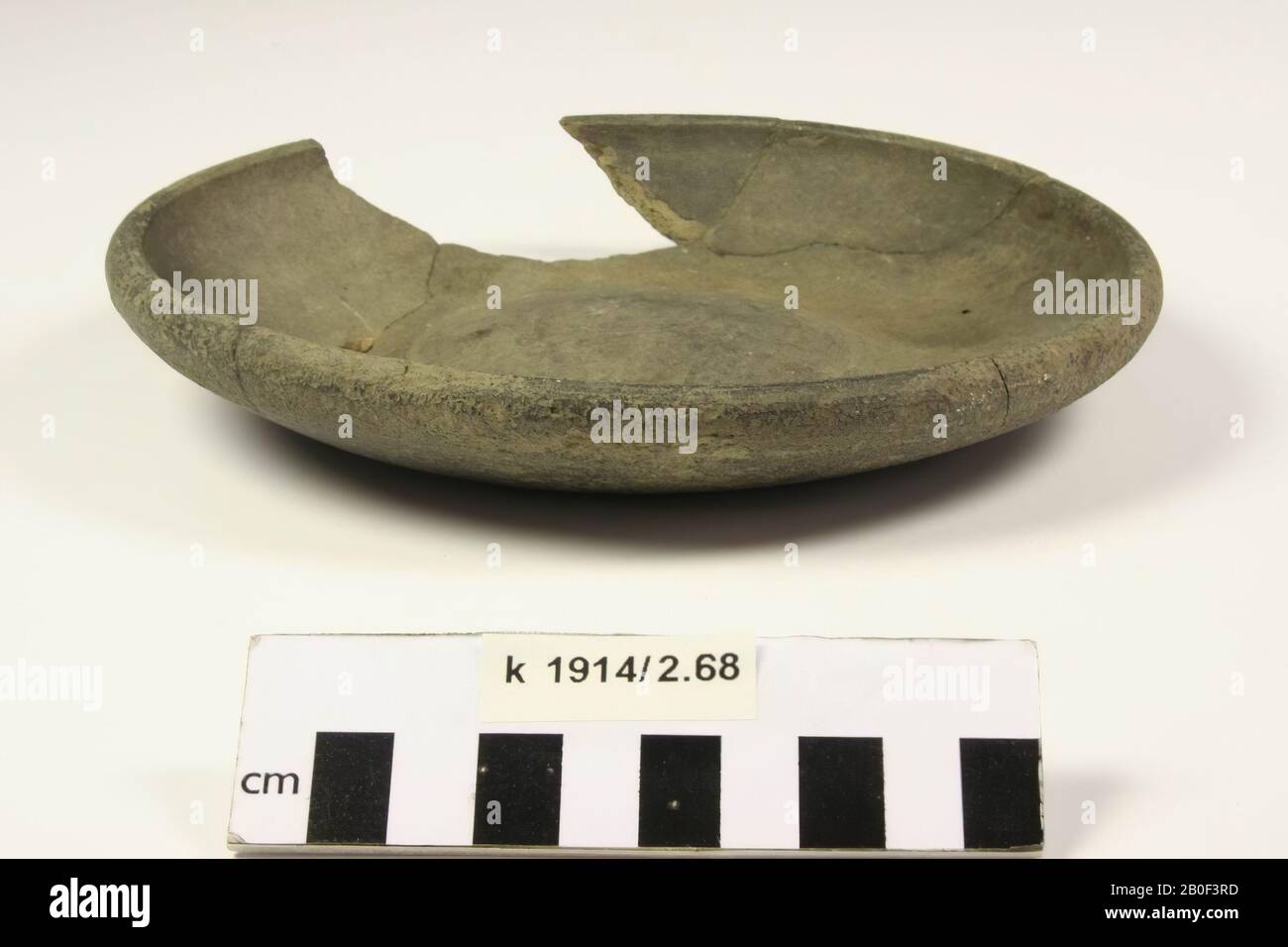 Piatto di terracotta. Old bonding, larga lacuna nel bordo, piccolo spazio nel muro, piatto, ceramica, h: 3.3 cm, diam: 18.1 cm, romano, olandese, Brabante Nord, Cuijk, Cuijk e Sint Agatha Foto Stock