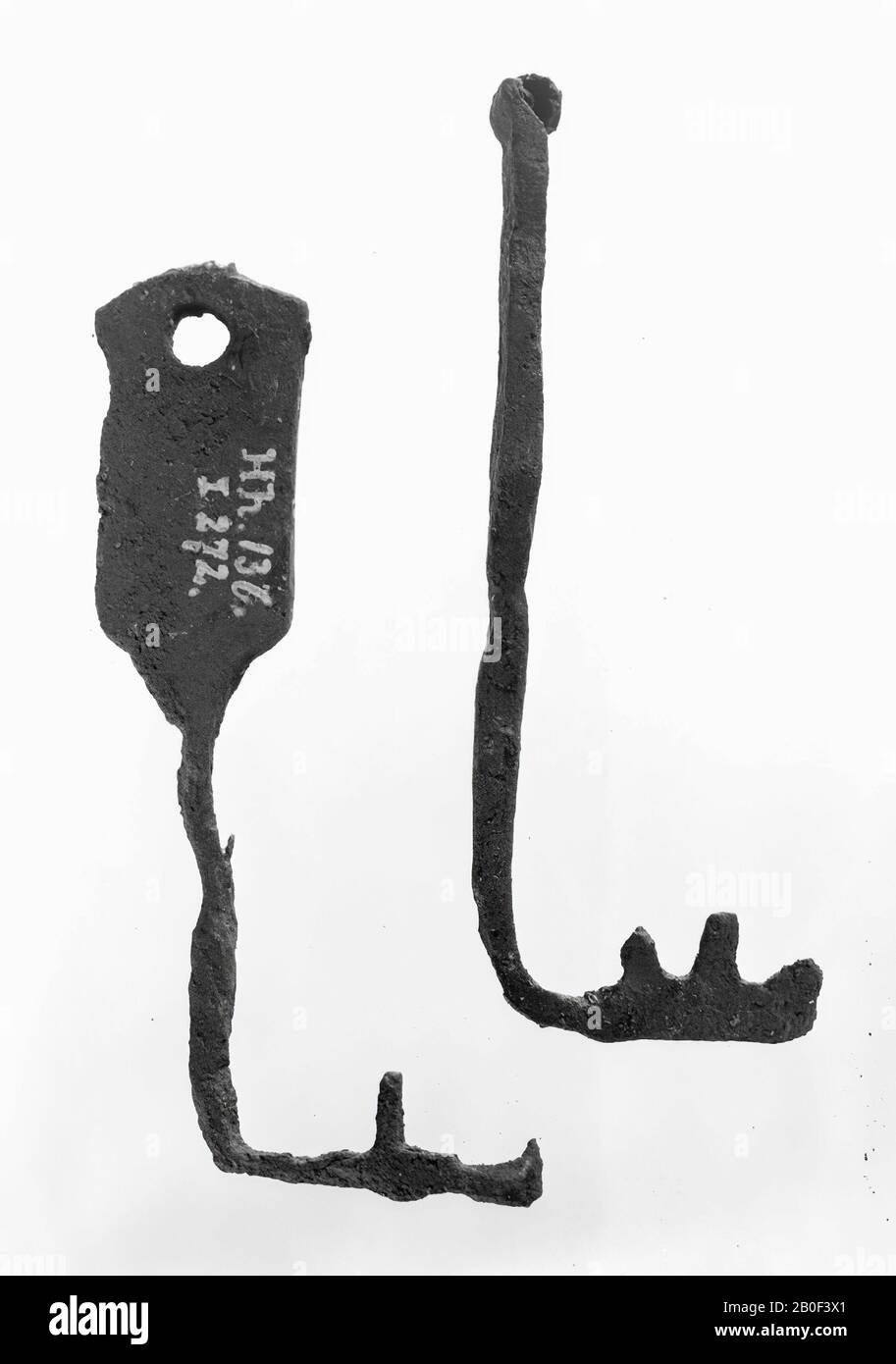 Chiave in ferro a due denti, trovata insieme alla serratura Hh 134., chiave, metallo, ferro, lunghezza: 10,5 cm, romana 1-200, Paesi Bassi, Limburg, Maastricht, Heer, Baccerbosch Foto Stock