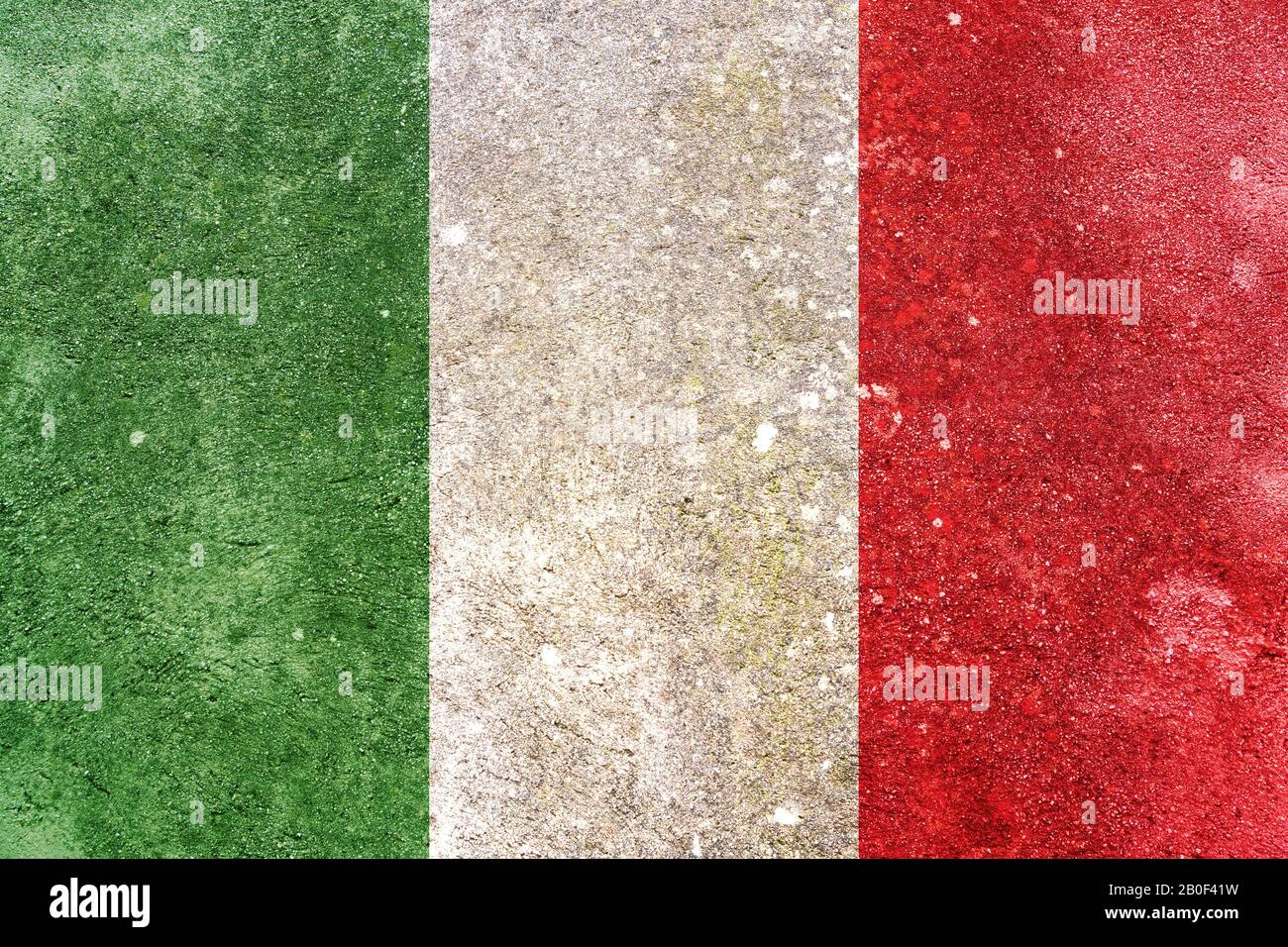 Bandiera italiana sul muro. Bandiera italiana dipinta su un muro sporco grunge. Italia, lingua e cultura italiana Foto Stock