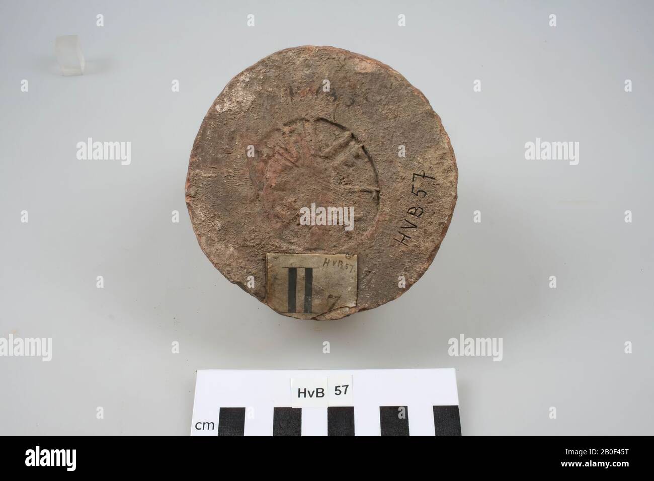 Frammento di un mattone successivo, con un timbro rotondo., Più Tardi, mattone, frammento, terracotta, mattone, h: 6,3 cm, diam: 10 cm, romano, olandese, Gelderland, Nijmegen, Nijmegen Foto Stock