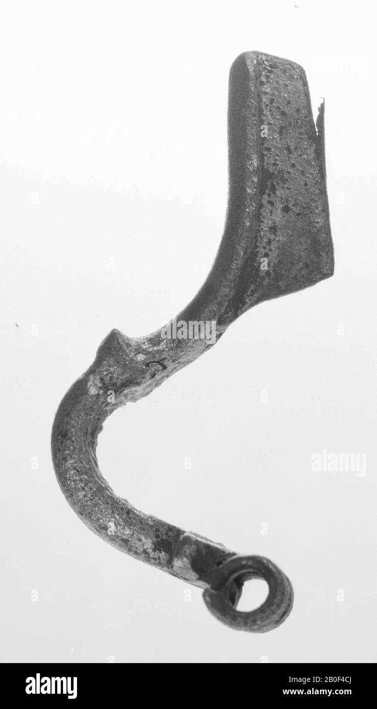 Fibula in bronzo, Haalebos tipo A2. L'ago e la maggior parte degli avvolgimenti sono rotti. Coperto di patina fiume. Distribuzione: Fortezze del Reno, principalmente nella Germania centrale, fibula, nodendo fibula, metallo, bronzo, lunghezza: 4,1 cm, romana 0-70, Paesi Bassi, Gelderland, Maasdriel, Alem, Maas Foto Stock