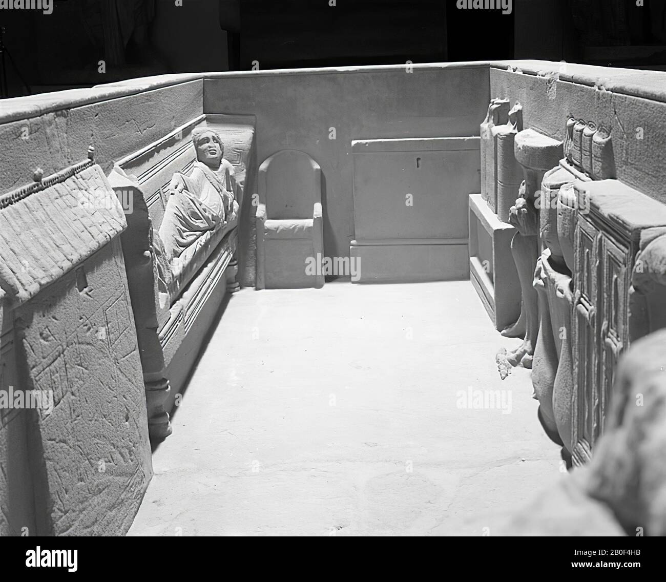 Sarcofago in arenaria con un foro nel coperchio, scolpito interamente all'interno in alto rilievo. Viene mostrato l'interno di una stanza. La donna deceduta si trova su una panchina. All'estremità della testa c'è una sedia con un petto accanto ad essa. Di fronte alla banca c'è un rack con tre bottiglie: Una quadrata e due rotonde. Inoltre, un tavolo da parete su tre gambe è decorato con teste di leone e artigli, seguito da un rack con due tazze, due secchi e tre tazze e una bottiglia sopra. Inoltre, un armadio con due porte. Inoltre, un certo numero di nicchie. Tra l'ultima nicchia e il piede del divano si trova il lato di una villa romana Foto Stock