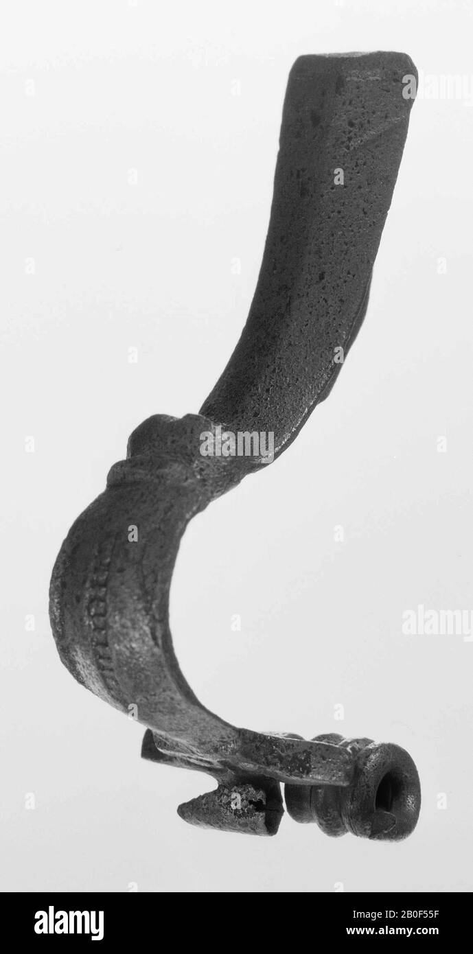 Bronzo chiuso occhi fibula, Haalebos tipo Ac. Ago e parte della spirale rotta. Linea migliorata sulla staffa e incisa V sul piede. Distribuzione: Principalmente province del Reno e del Danubio, fibula, occhi fibula, metallo, bronzo, lunghezza: 5,5 cm, romano 50-100, i Paesi Bassi, Gelderland, Maasdriel, Alem, Maas Foto Stock