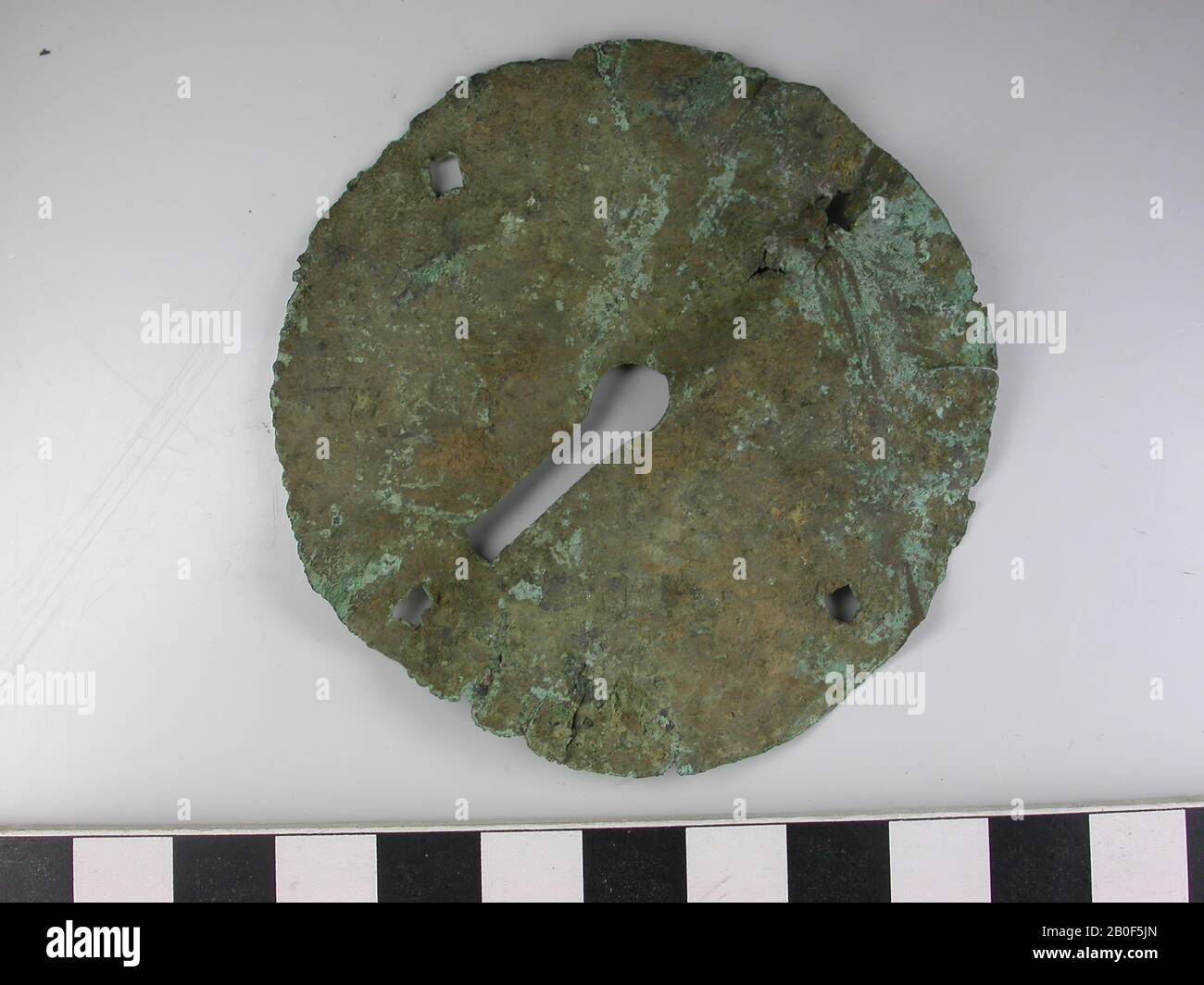 Piastra di bloccaggio in bronzo di una scatola, circolare, con fori per chiodi e un foro per chiave, piastra, serratura, metallo, bronzo, diam. 7,5 cm, Roman 75-250, Paesi Bassi, Limburgo, Voerendaal, Voerendaal Foto Stock