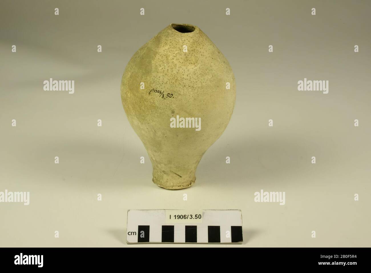 Vaso di terracotta dalle pareti lisce. Manca il collo e l'orecchio., Brocca, terracotta, h: 16,5 cm, diam: 10,5 cm, romano, olandese, Limburgo, sconosciuto, sconosciuto Foto Stock