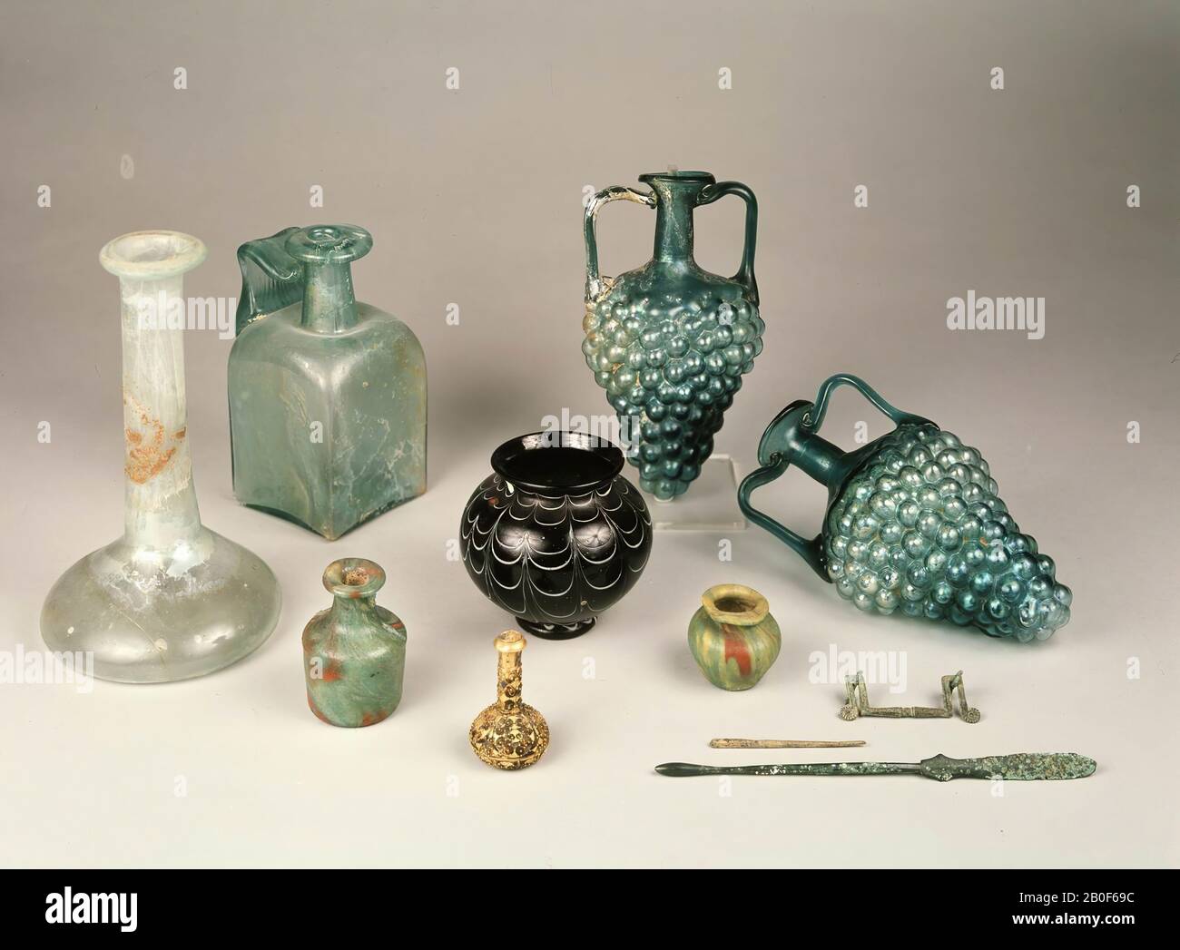 Vaso piccolo, alto 4 cm, da spesso soffiato e poi tagliato vetro, opaco verde con strisce gialle e rosse., stoviglie, vaso, vetro, altezza: 4 cm, romano 1-100 ad, Paesi Bassi, Limburgo, Heerlen, Heerlen, caffè 2 Foto Stock