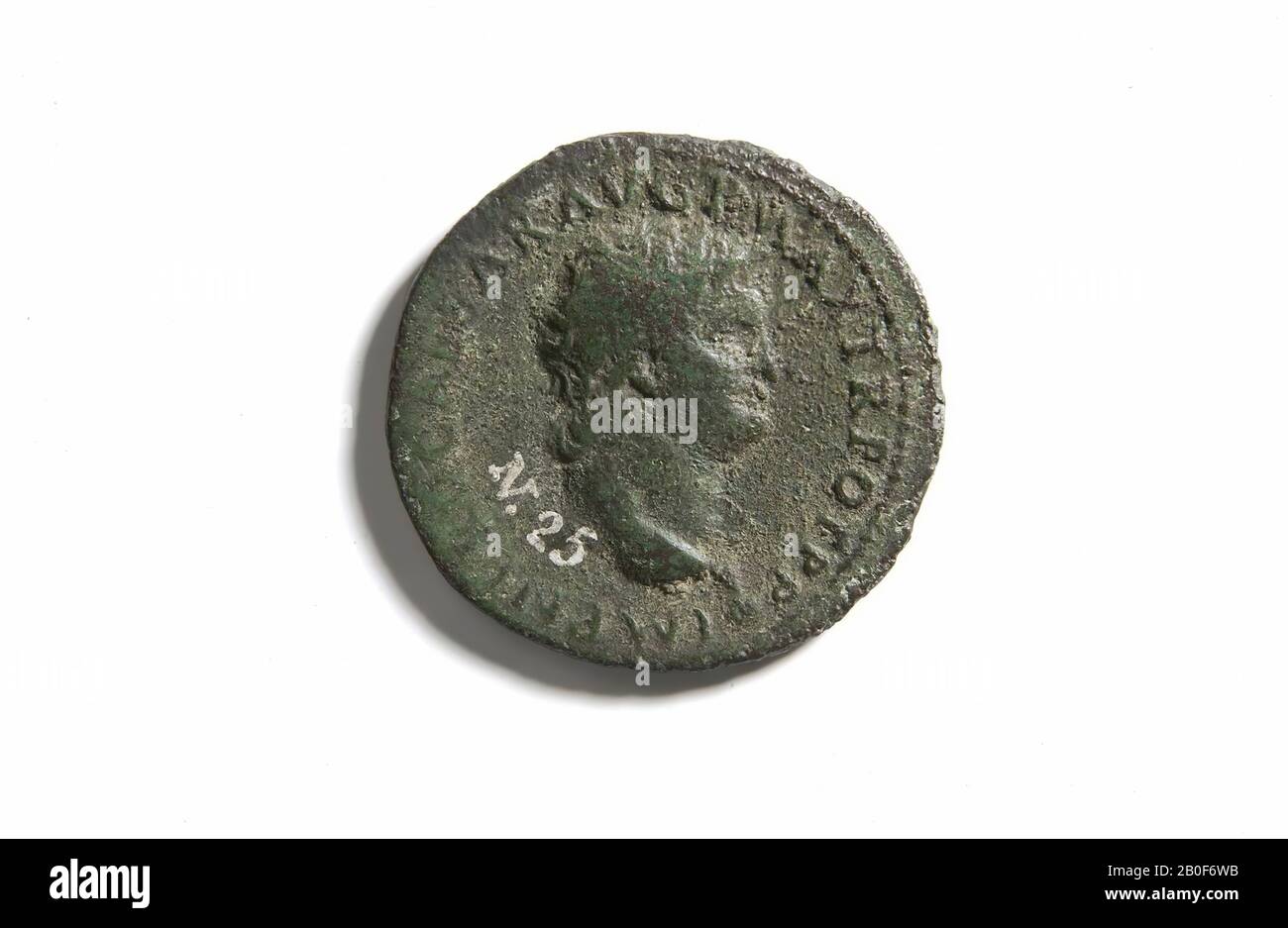 VZ: Testa n.r. con globo al collo, IMP nero CAESAR AUG P MAX TR POT PP, Kz: Victoria con scudo n.l. volante tra S - C, menta, cenere, Nero, metallo, rame, diam. 30 mm, peso 10,33 gr, Roman 66 d.C., Paesi Bassi, Gelderland, Nijmegen, Nijmegen Foto Stock