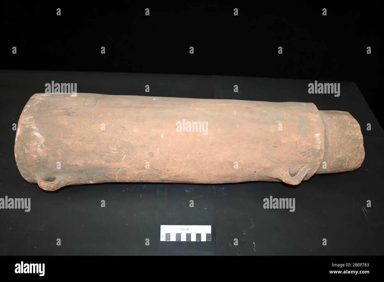 Tubo in mattoni con due orecchie su un lato, che sono rotte sull'altro lato. Il bordo è danneggiato, fragile., tubo, terracotta, l: 74 cm, diam: 20 cm, br: 22 cm, 20 kg, romano, olandese, Gelderland, Nijmegen, Nijmegen Foto Stock