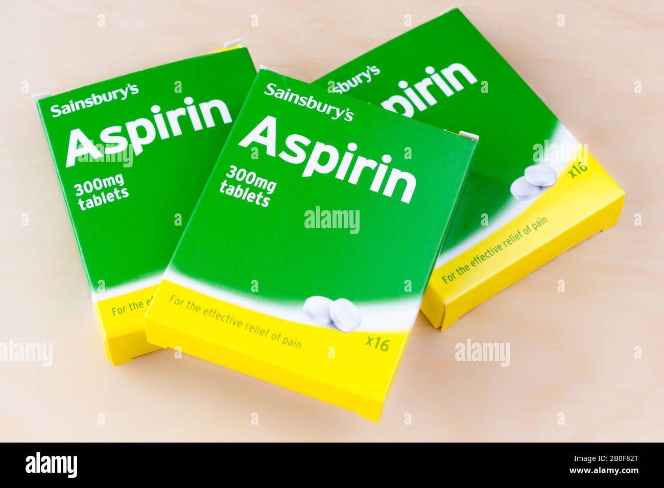 Fotografia di tre scatole da 16 tavolette Aspirin, il marchio di Sainsbury. Regno Unito Foto Stock