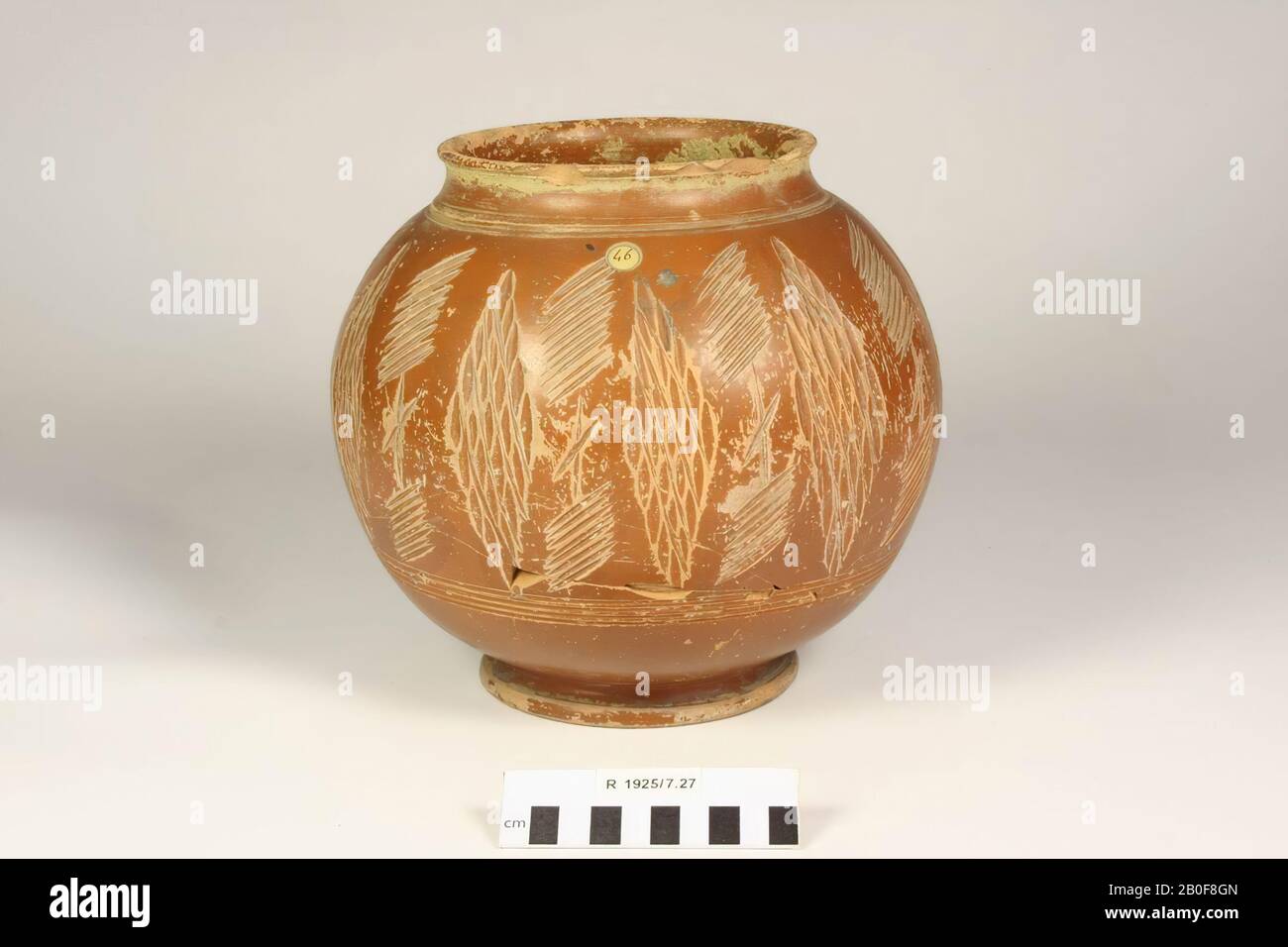 Grande vaso sferico di terra sigillata con ornamenti di linea incisi, imitazione di vetro tagliato. Molto raro. Vecchio incollaggio, 1 piccolo spazio, qualche danno superficiale, crepe, pezzi dal bordo, depositi all'interno e sul fondo., Vase, terracotta, terra sigillata, h: 21.7 cm, diam: 23.1 cm, roman , France Foto Stock