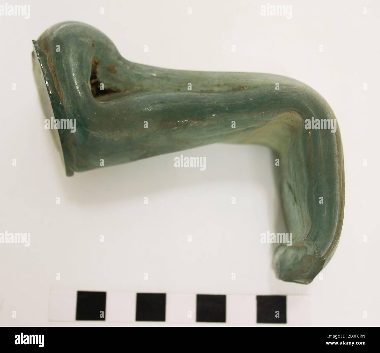 Orecchio di una brocca di una bottiglia di vetro verde quadrato., beffa, frammento, vetro, 9,3 x 4,6 x 4,4 cm, romano, Germania Foto Stock