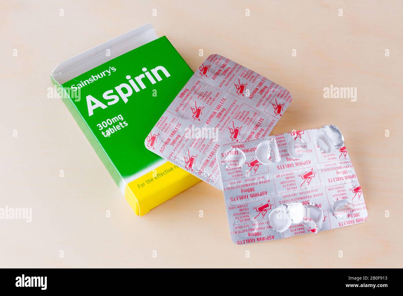 Fotografia di una scatola di compresse e blister di Aspirin, il marchio Sainsbury. Regno Unito Foto Stock