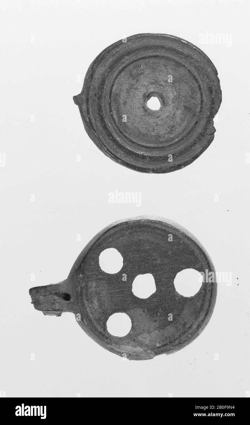 Scatola in bronzo per medaglioni (2 parti)., scatola, metallo, bronzo, romano 1-300, Paesi Bassi, sconosciuto, sconosciuto, sconosciuto Foto Stock