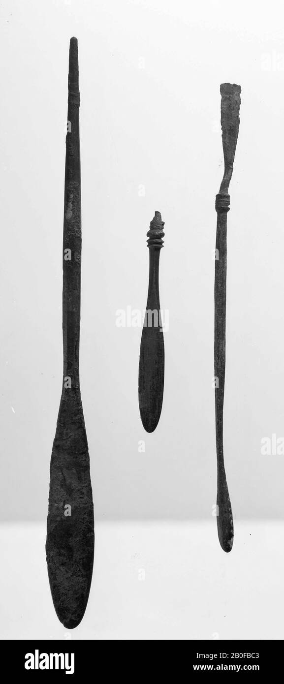Cucchiaio di bronzo con sonda sull'altro lato. Da un lato un ispessimento allungato, Spoon, metallo, bronzo, lunghezza: 12,6 cm, romano 15-250, i Paesi Bassi, Utrecht, Bunnik, Vechten, Housense Vlakte Foto Stock