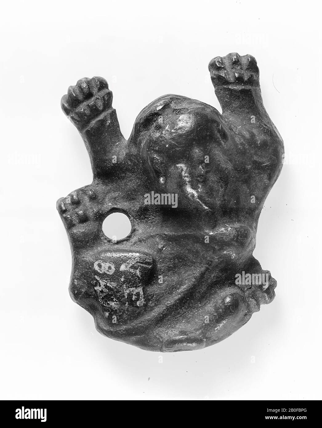 Leone reclinabile di piombo (bronzo?). La testa e il corpo anteriore girarono verso sinistra. Molto piatto lavorato., figura, leone, metallo, bronzo, 1,5 x 3,8 cm, romano 15-250, Paesi Bassi, Utrecht, Bunnik, Vechten, Housense Vlakte Foto Stock