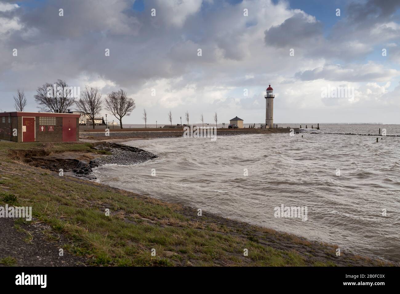 alto livello di acqua di mare al faro da ellevoetlsuis durante la tempesta ciara nel febbraio 2020 Foto Stock