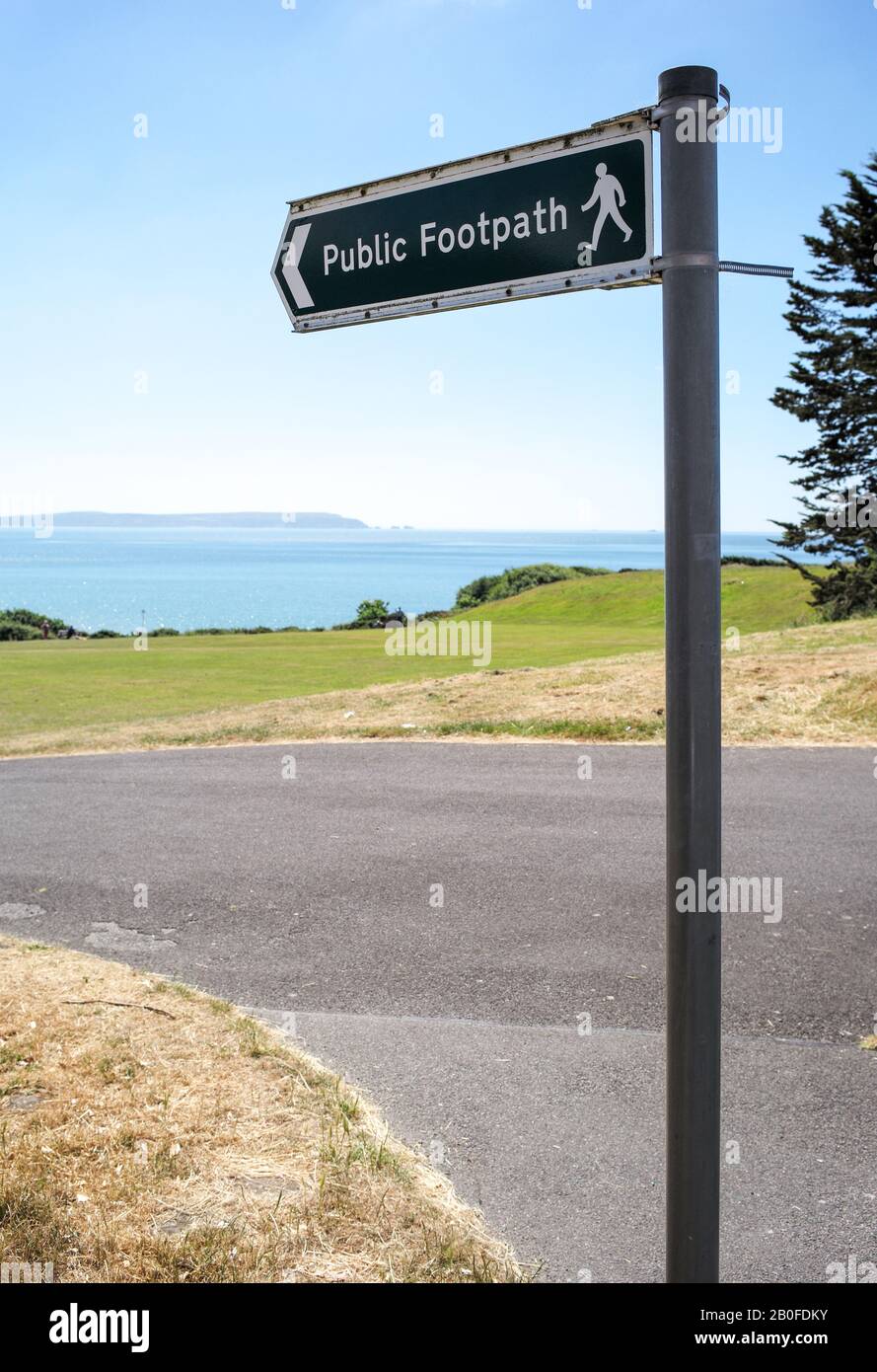 Un cartello stradale pubblico costiero a Highcliffe Beach Christchurch Inghilterra con l'Isola di Wight e gli aghi in lontananza. Foto Stock