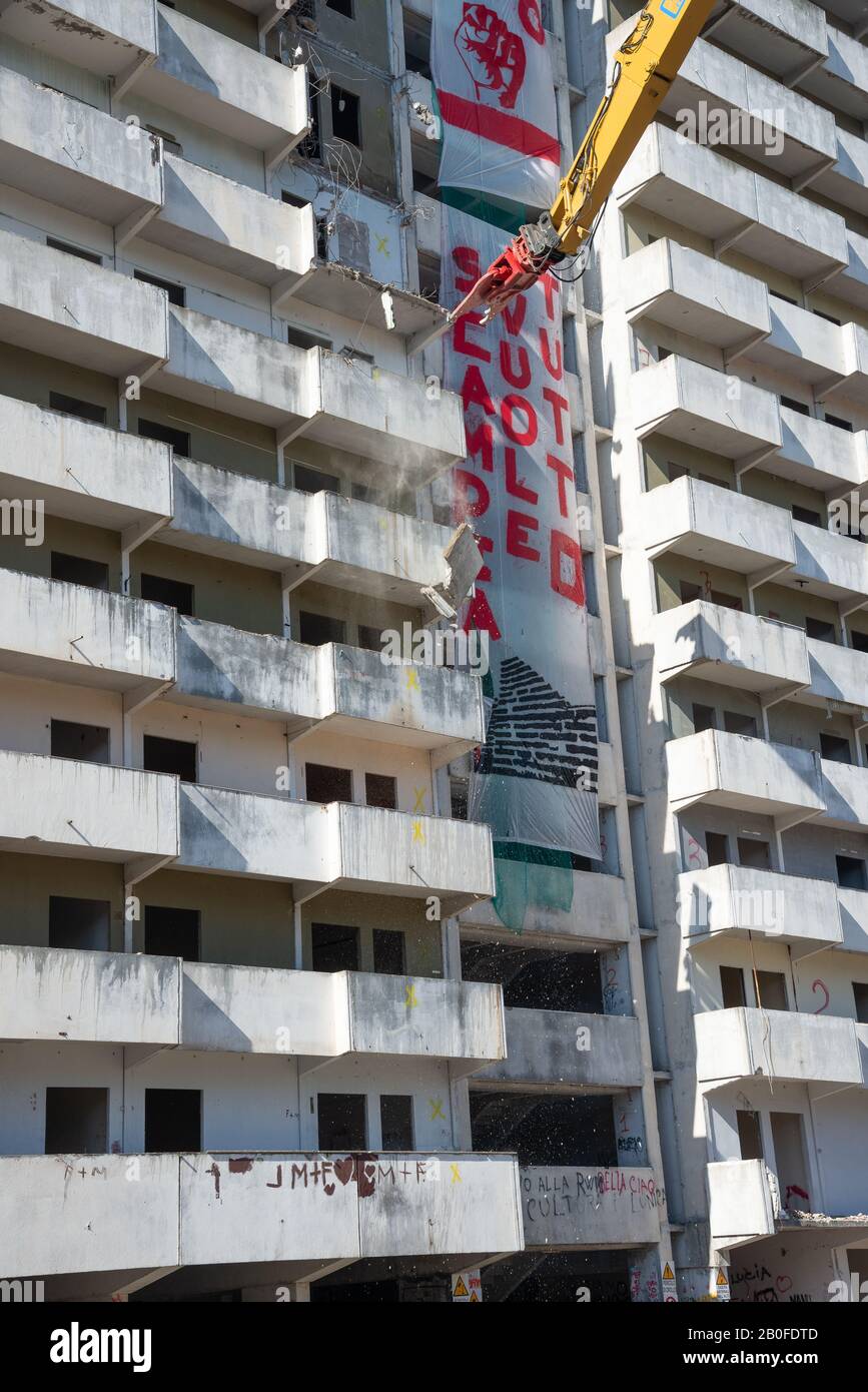 Napoli - Italia. 20 febbraio 2020: Giornata storica per Scampia. Dopo 40 anni la vela verde è demolita, un simbolo di degrado e set della fict Foto Stock