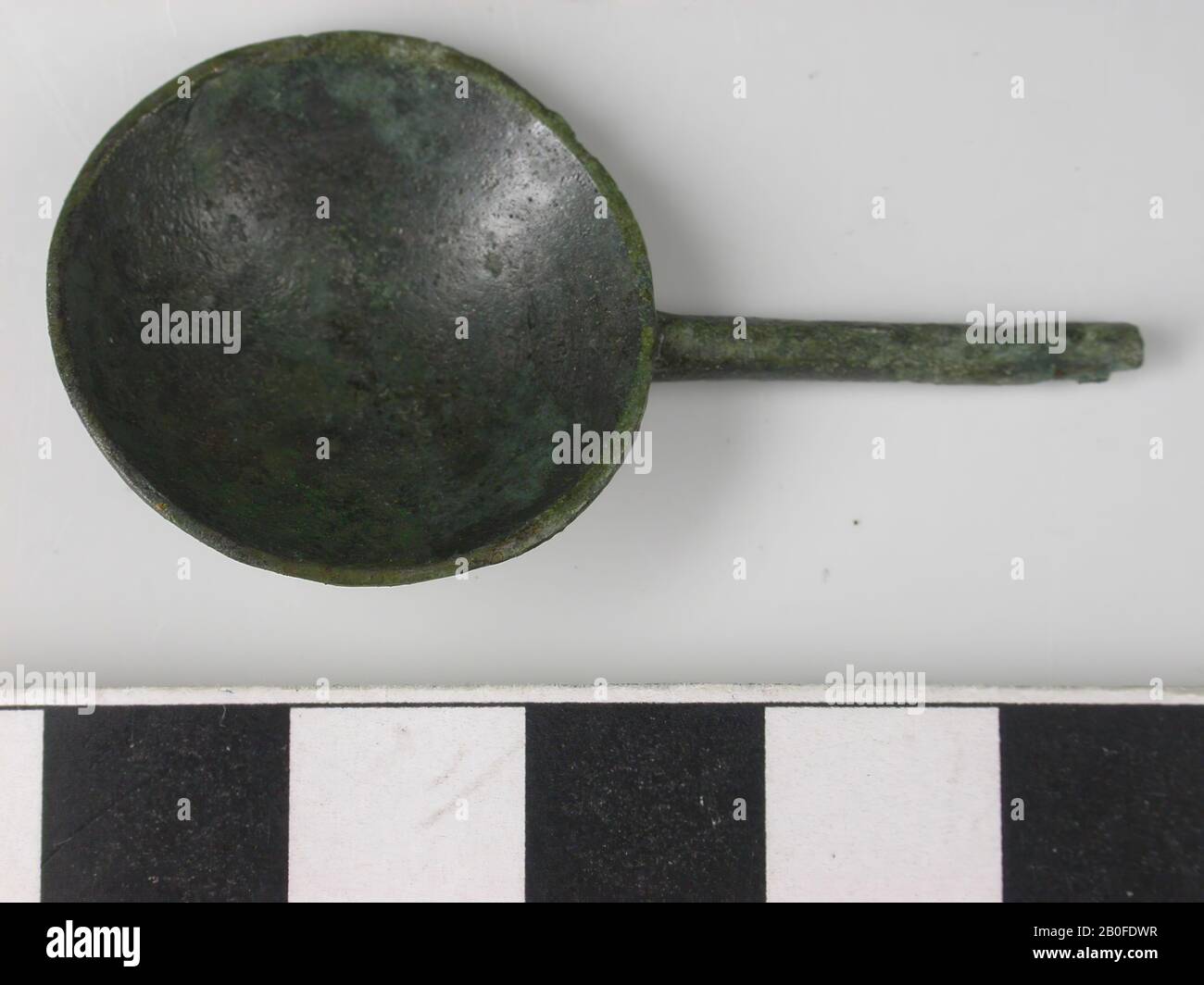 Cucchiaio di bronzo, il gambo è rotto., cucchiaio, metallo, bronzo, lunghezza: 4,6 cm, Paesi Bassi, Utrecht, Bunnik, Fighting Foto Stock