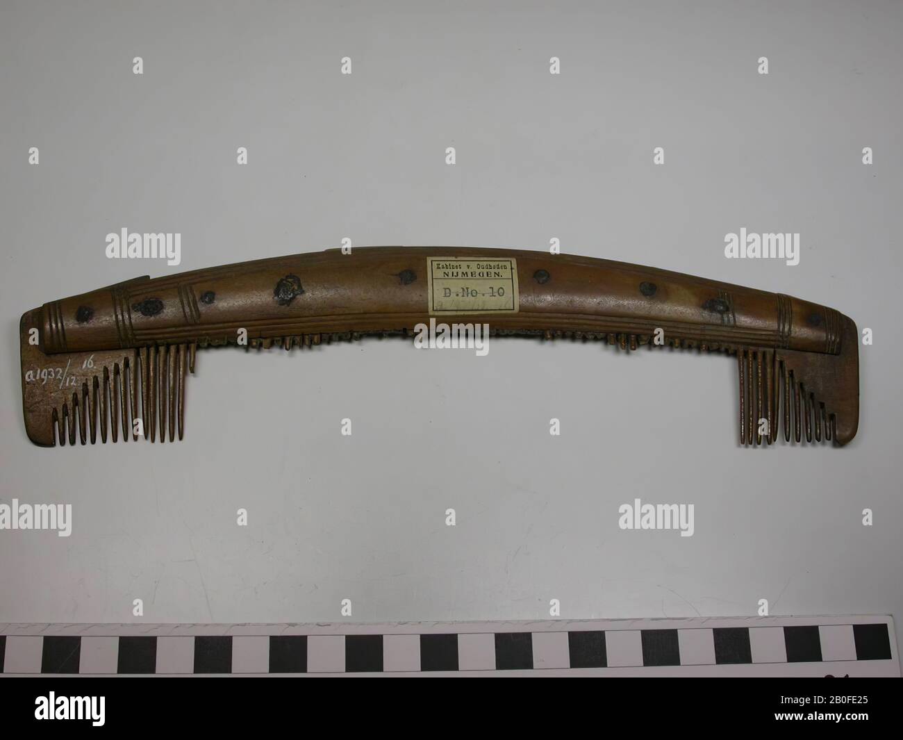 Pettine a tre strati su un lato. Tipo: Pettine lungo. Decorazione: Fogli maniglia: Strisce incise. Entrambi sono decorati in modo identico. Forma: Base leggermente curva, parte superiore curva. Piastre dentarie: 12. Piastre terminali: 2. Denti: 25 e 1 Foto Stock