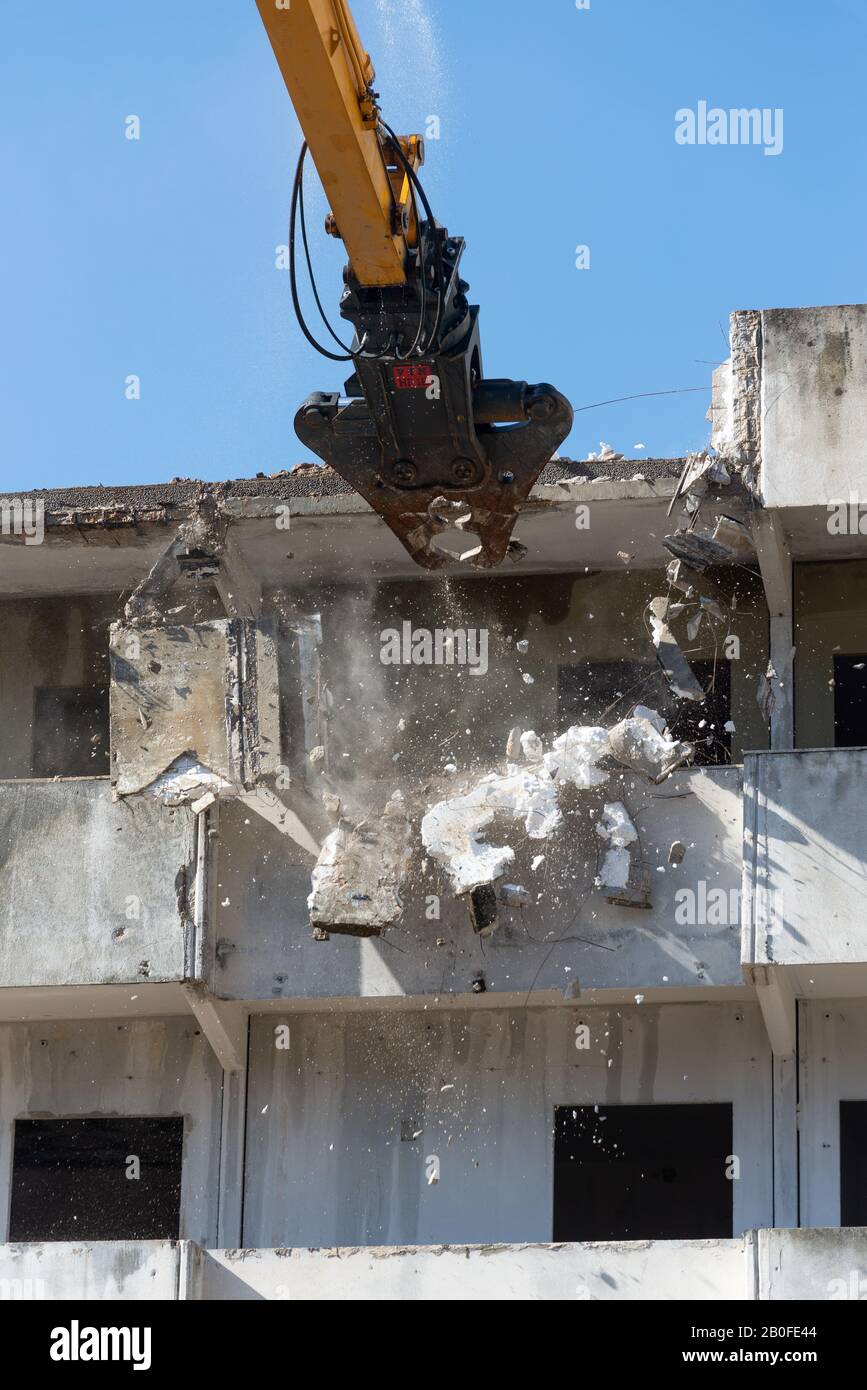 Napoli - Italia. 20 febbraio 2020: Giornata storica per Scampia. Dopo 40 anni la vela verde è demolita, un simbolo di degrado e set della fict Foto Stock