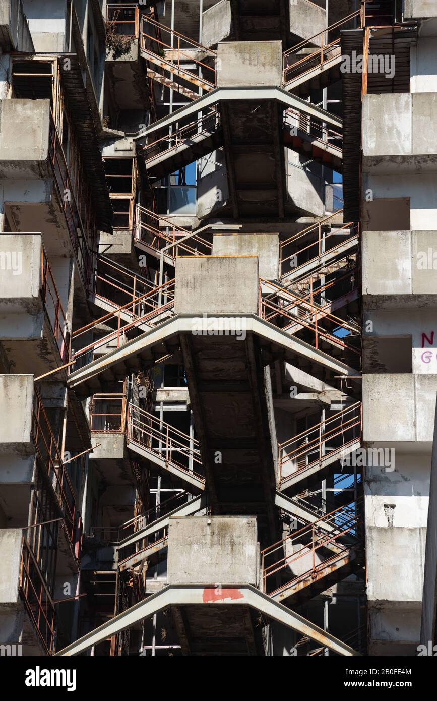 Napoli - Italia. 20 febbraio 2020: Giornata storica per Scampia. Dopo 40 anni la vela verde è demolita, un simbolo di degrado e set della fict Foto Stock