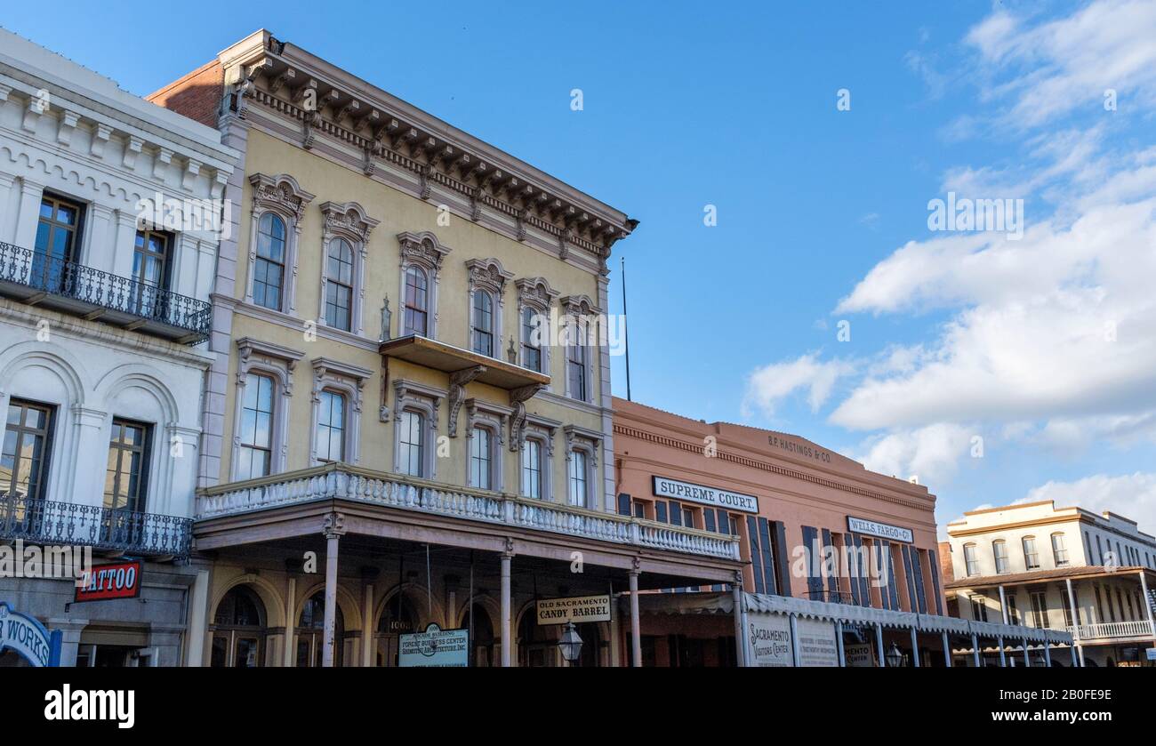 Edifici storici sul lungofiume e banchina nella vecchia Sacramento, California Foto Stock