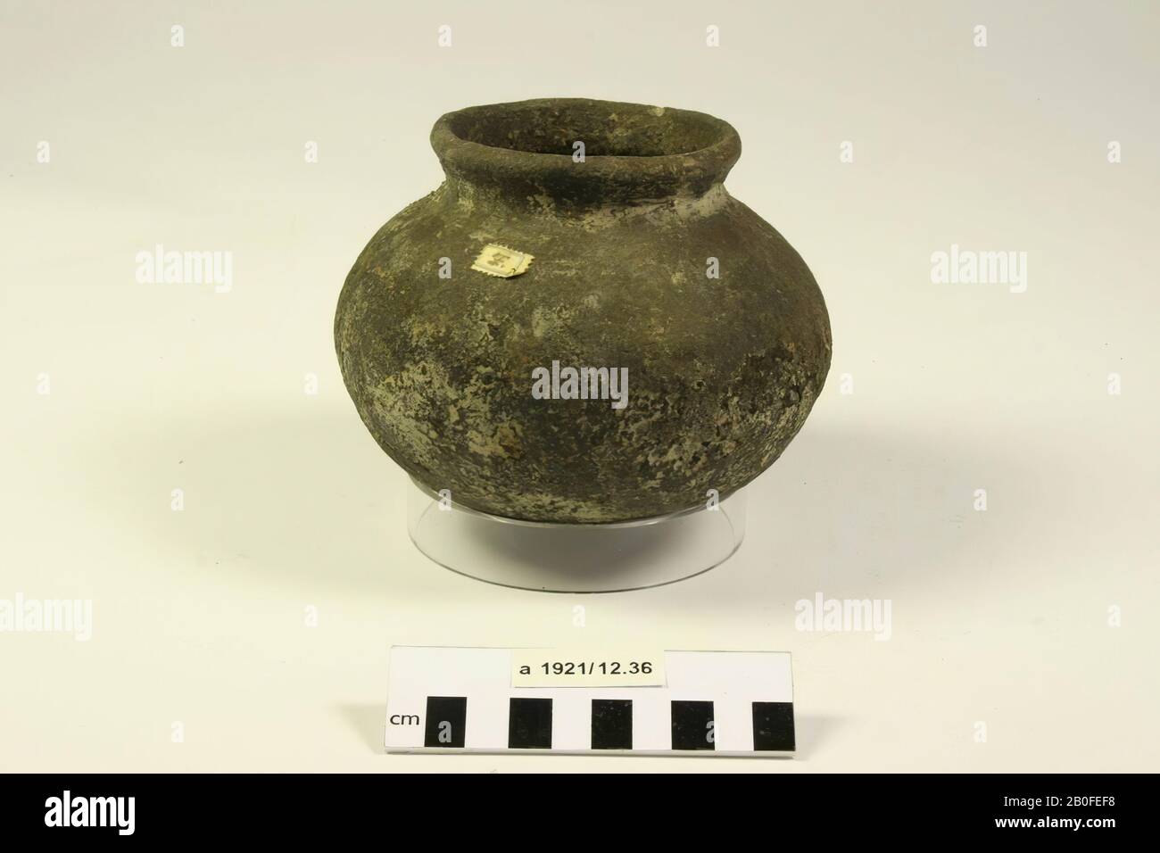 Vaso a sfera con essiccato all'interno., vaso a sfera, terracotta (a forma di mano), h: 11,5 cm, diam: 14 cm, lmea Foto Stock