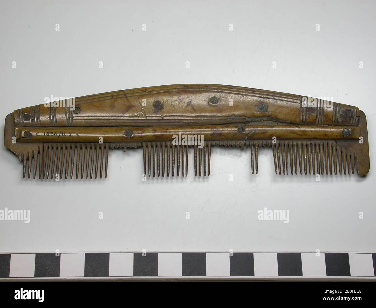 Pettine a tre strati su un lato. Tipo: 'Pettine con quattro piastre di impugnatura collegate'. Questo tipo è dotato di due lame più grandi e due più piccole e strette su entrambi i lati. Il piccolo Foto Stock