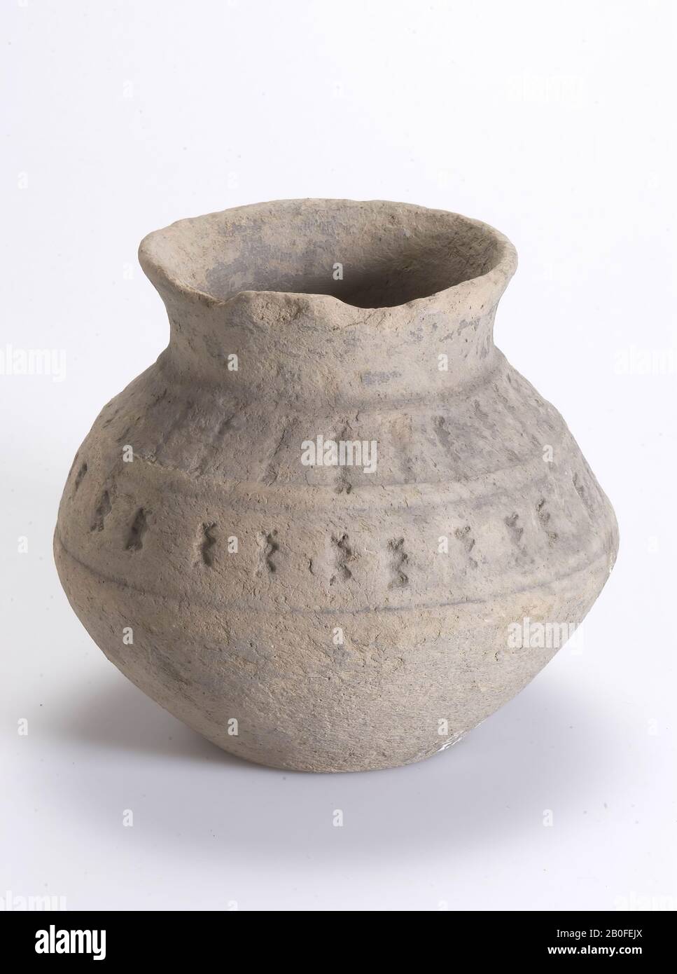 Vaso di terra cotta dura grigia, decorato esternamente intorno al ventre con due file di decorazioni in rilievo, e originariamente con vernice nera overlay, forma e decorazione pm, vaso, urna, terracotta (Frankish), h: 12,6 cm, diam: 14,8 cm, vmeb Foto Stock