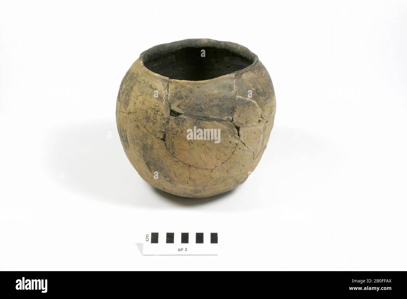 Paesi Bassi Medioevo, pentola, urna, ceramica, Hessens-Schortens, cremazione rimane, h, 21 cm, diam, 23 cm, vmeb 600-700 ad, i Paesi Bassi, Gelderland, Apeldoorn, Driehuizen, Oldemark Foto Stock