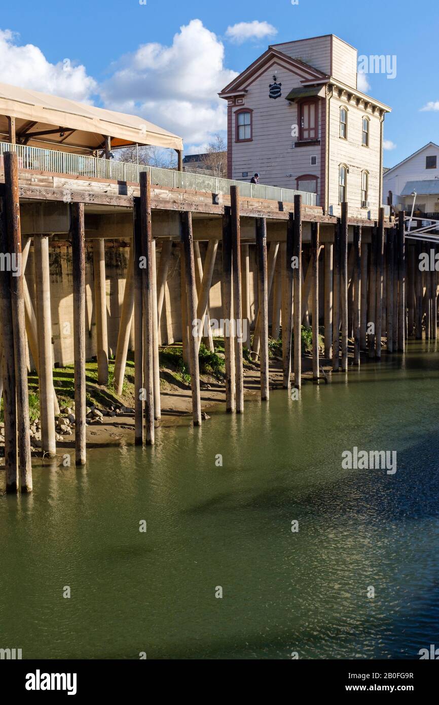 Edifici storici sul lungofiume e banchina nella vecchia Sacramento, California Foto Stock