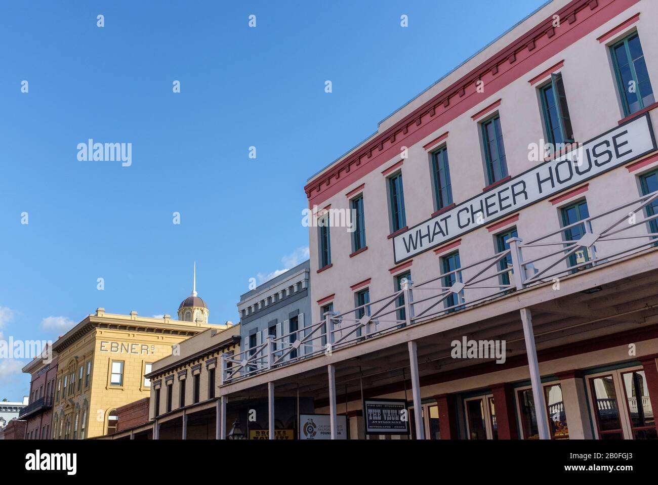 Edifici storici sul lungofiume e banchina nella vecchia Sacramento, California Foto Stock