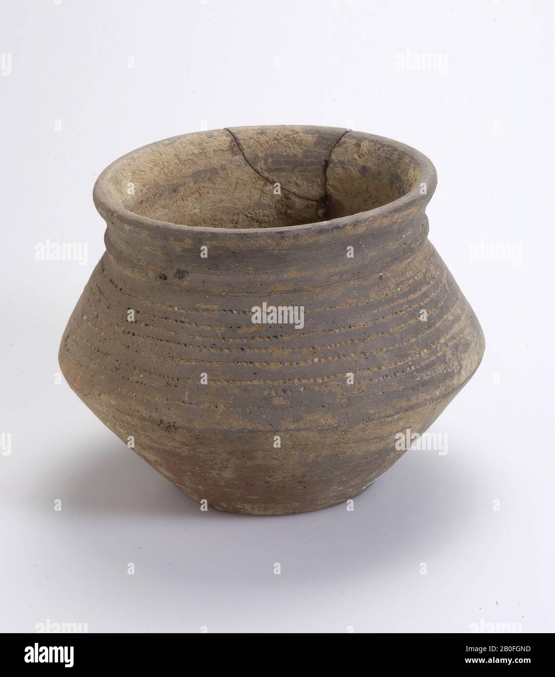 Paesi Bassi Medioevo, vasino, vaso d'arte, ceramica, Frankish, h, 12 cm, diam, 16 cm, vmeb 500-700 d.C., Paesi Bassi, Gelderland, Barneveld, Garderen, Bemmelerberg Foto Stock