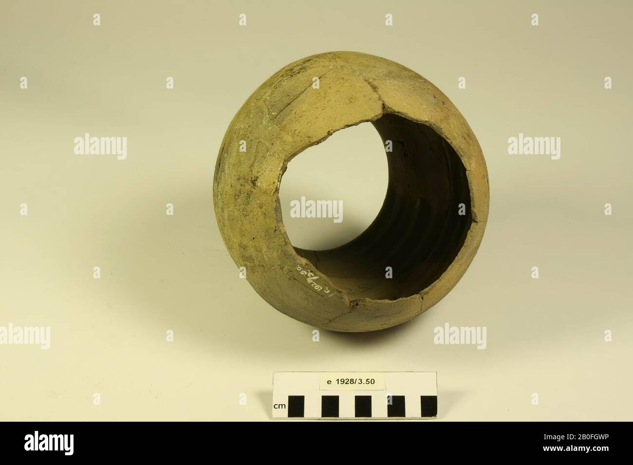 Paesi Bassi Medioevo, urna, ceramica, Frankish, h, 16.5 cm, diam, 17 cm, lmec 700-900, Paesi Bassi, Gelderland, Wageningen, Wageningen, tomba 121 Foto Stock