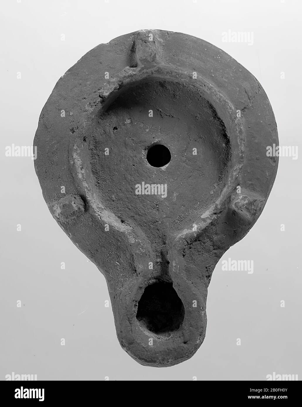 Antichità classica, lampada ad olio, terracotta, terracotta, 3,2 x 8,8 x 6,4 cm, da fine 1st all'inizio del 2nd secolo d.C., 50-150, Africa Foto Stock